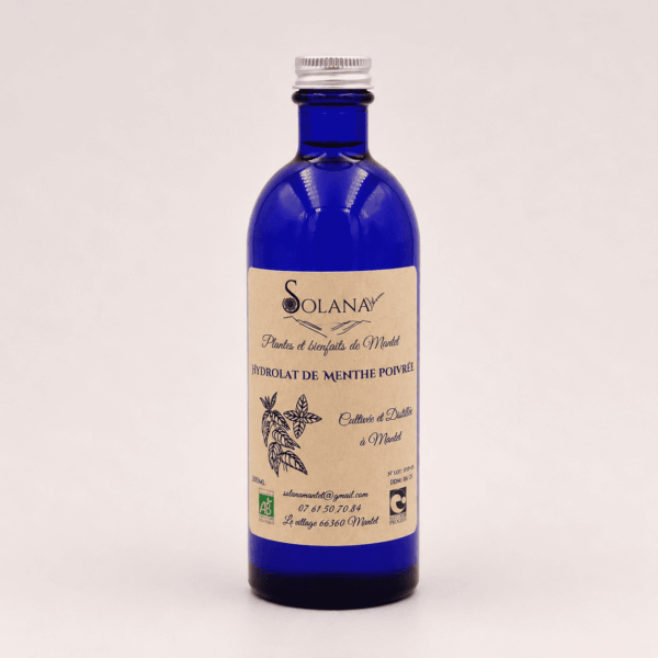 Vous recherchez un partenaire de légèreté facile à contenir ? L’hydrolat menthe poivrée est idéal pour apaiser votre peau et revigorer votre esprit. Solana Mantet, herboristerie en ligne
