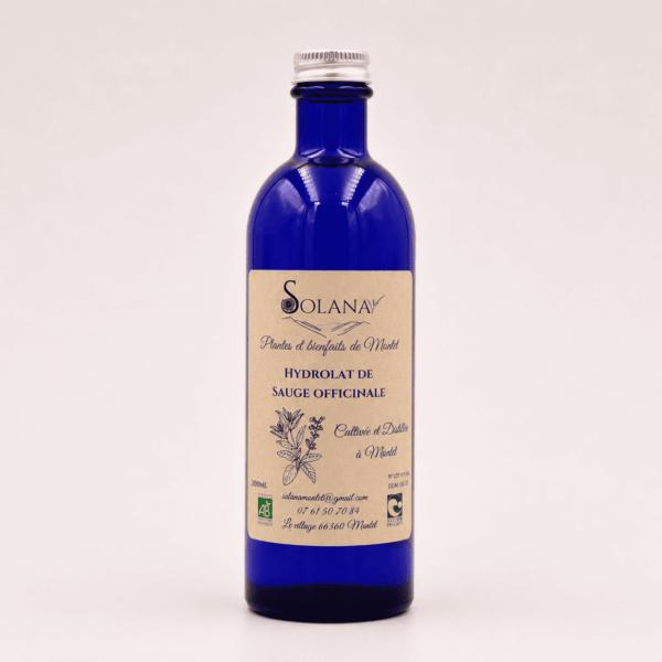 L’hydrolat de sauge officinale agit autant sur les déséquilibres internes que sur les inconforts cutanés. C’est un régulateur hormonal doux, purifiant et tonifiant.